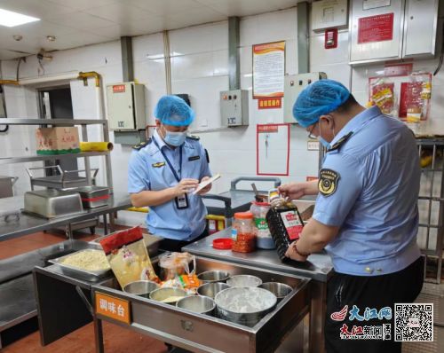 护航高考 崇仁县市场监管局开展食品药品安全监督检查 图